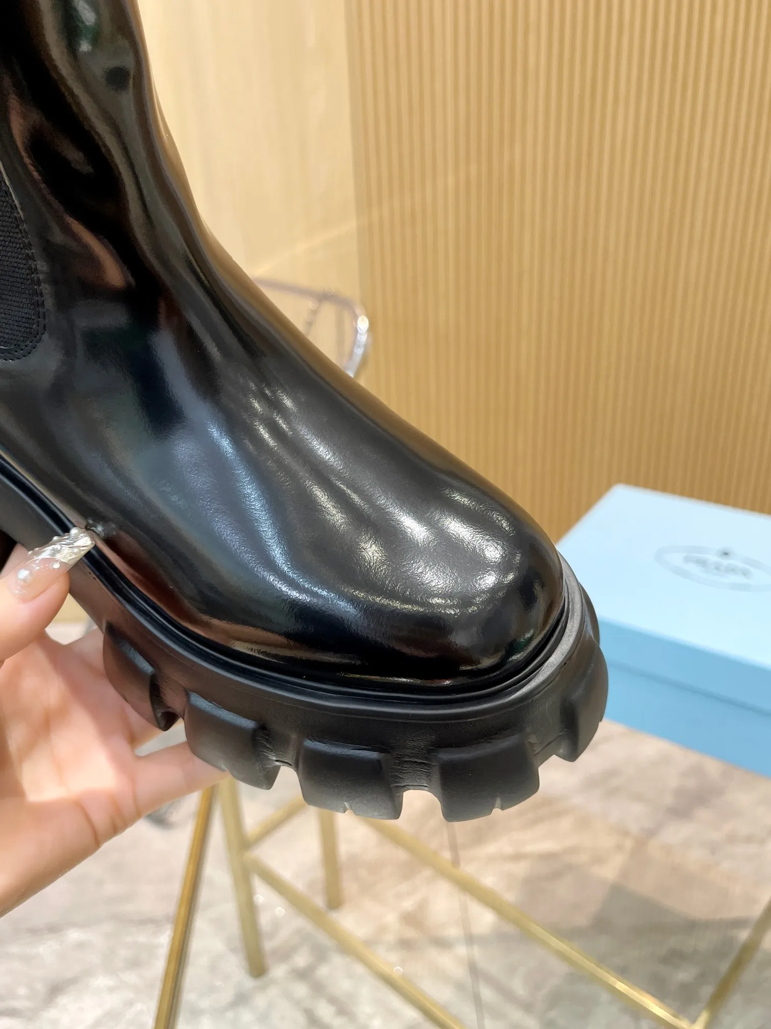 👟👟Ex-factory price 560👟👟 👟👟 2023 SSS launches the Prada short boots series. PRADA's early autumn and winter T-stage catwalk show is the same style as "Dreams never sleep". Prada can be used on important occasions. It has a fresh style with a little nobility and is perfect on the feet. 💃💃 Wear these shoes with them. They are elegant and crystal clear. The materials of various accessories are exclusively customized one to one, so that there is no distance from the original. The entire series is a combination of exciting and unexpected elements, allowing you to have a taste of the ever-changing style of the Prada girl. 🎀Upper: imported cowhide, patent leather, open-edge beaded cowhide 🎀Inner lining: cowhide lining🎀Outsole: original Italian outsole Color supply, code number 35-41 (40.41 customization is not returnable)